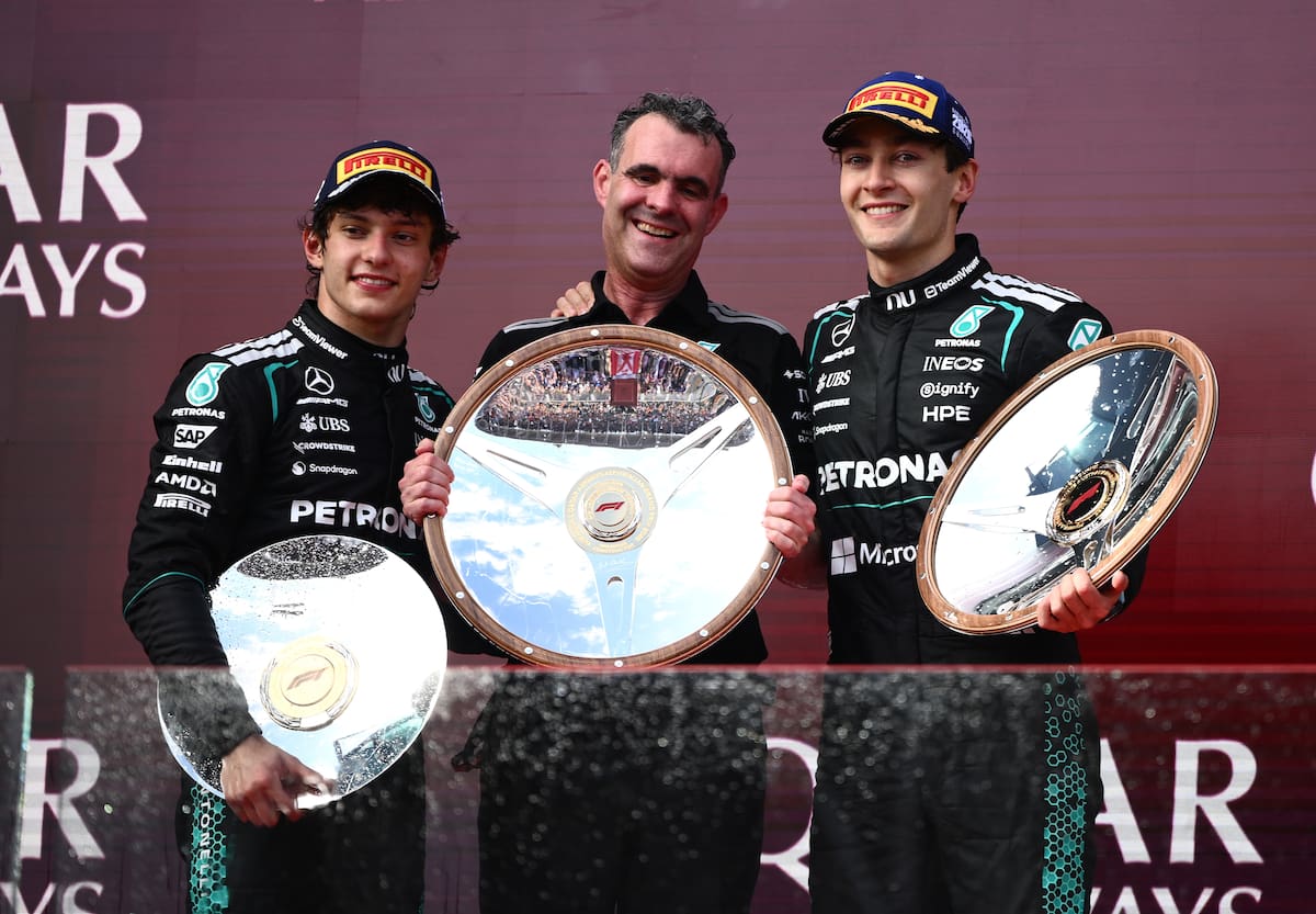 MELBOURNE (Australia), 08/03/2026.- Mercedes-AMG Petronas Formula One Team drivers Andrea Kimi Antonelli (L) and George Russell (C) pose on the podium after finishing first and second in the 2026 Australian Grand Prix at Albert Park Circuit in Melbourne, Australia, 08 March 2026. (Fórmula Uno) EFE/EPA/JOEL CARRETT EDITORIAL USE ONLY AUSTRALIA AND NEW ZEALAND OUT