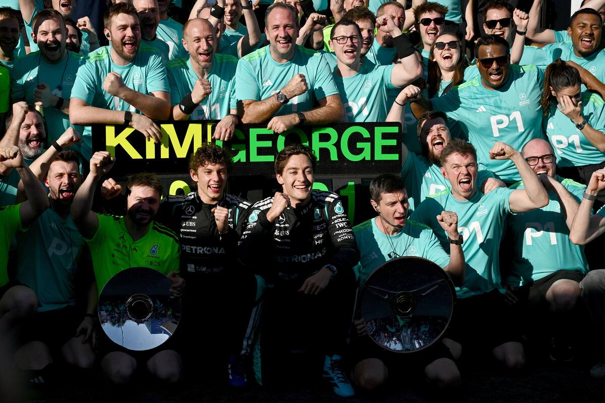 MELBOURNE (Australia), 08/03/2026.- Kimi Antonelli (C-L) and George Russell (C-R) of Mercedes celebrate with the pit crew and team following the 2026 Australian Grand Prix at Albert Park Circuit in Melbourne, Australia, 08 March 2026. (Fórmula Uno) EFE/EPA/JOEL CARRETT EDITORIAL USE ONLY AUSTRALIA AND NEW ZEALAND OUT