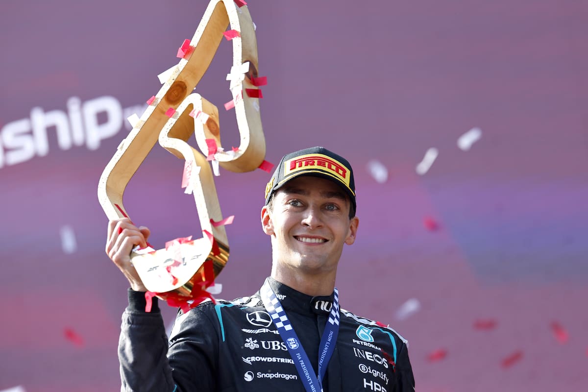 SPIELBERG (Austria), 28/06/2026.- Mercedes driver George Russell of Britain celebrates on the podium after winning the 2026 Formula 1 Austrian Grand Prix at the Red Bull Ring race track in Spielberg, Austria, 28 June 2026. (Fórmula Uno, Reino Unido) EFE/EPA/ANNA SZILAGYI