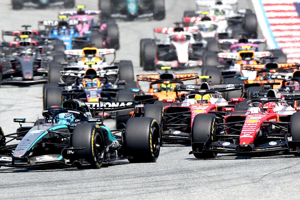 SPIELBERG (Austria), 28/06/2026.- Mercedes driver George Russell (C) of Britain leads Scuderia Ferrari driver Charles Leclerc (R) of Monaco at the start of the 2026 Formula 1 Austrian Grand Prix at the Red Bull Ring race track in Spielberg, Austria, 28 June 2026. (Fórmula Uno, Reino Unido) EFE/EPA/ANNA SZILAGYI