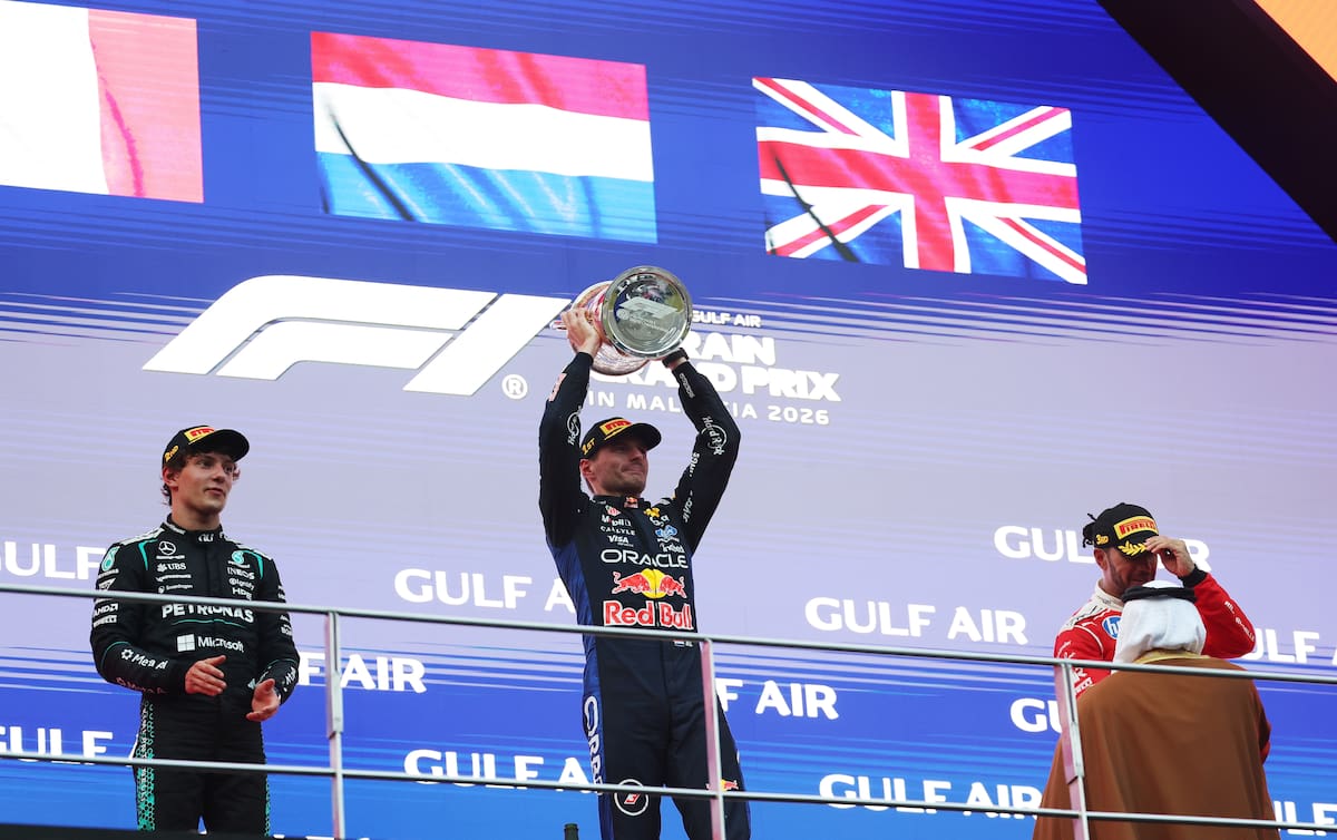 SEPANG (Malaysia), 04/10/2026.- Red Bull Racing driver Max Verstappen (C) of Netherlands celebrates on the podium after winning the Bahrain Grand Prix along with second placed Mercedes driver Andrea Kimi Antonelli (L) of Italy and third placed Scuderia Ferrari driver Lewis Hamilton of Britain at the 2026 Formula 1 Bahrain Grand Prix at the Sepang International Circuit in Malaysia, in Sepang, Malaysia, 04 October 2026. (Fórmula Uno, Bahrein, Italia, Malasia, Países Bajos; Holanda, Reino Unido) EFE/EPA/FAZRY ISMAIL