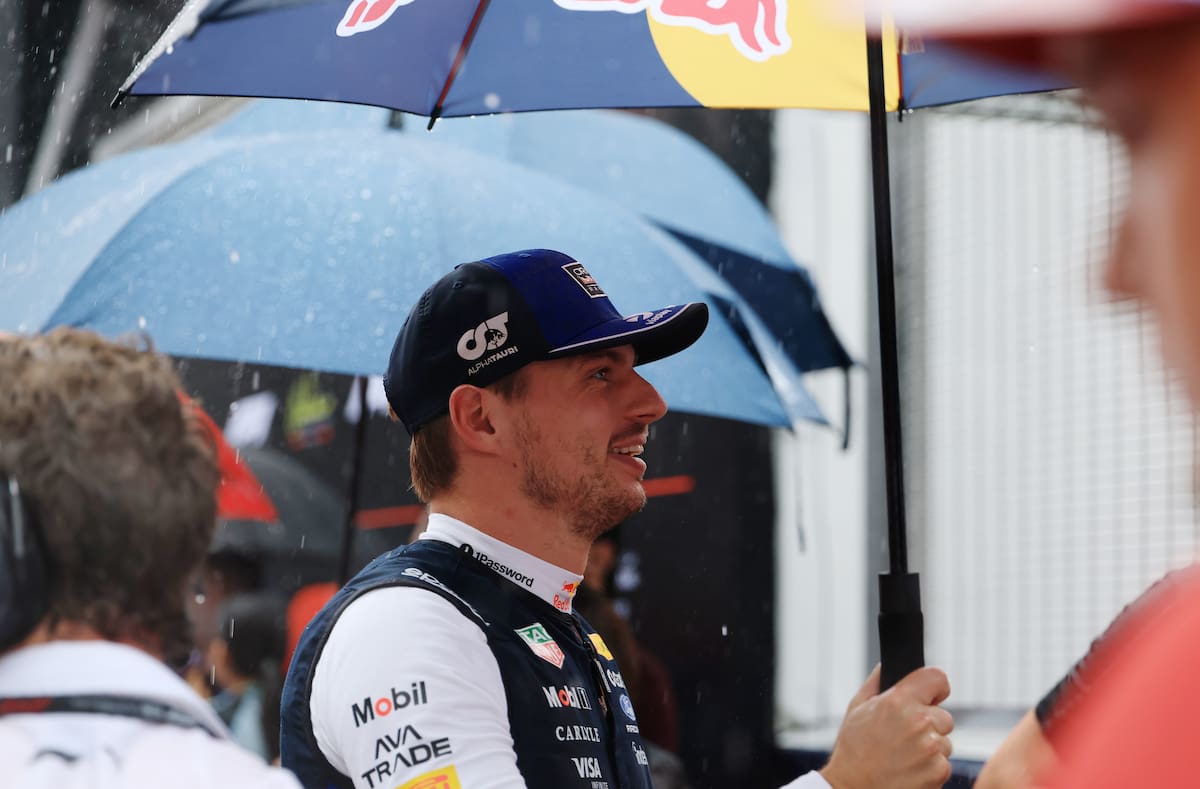 SEPANG (Malaysia), 04/10/2026.- Red Bull Racing driver Max Verstappen of the Netherlands holds an umbrella in the rain on the grid prior to the Formula 1 Bahrain Grand Prix at the Sepang International Circuit in Sepang, Malaysia, 04 October 2026. (Fórmula Uno, Bahrein, Malasia, Países Bajos; Holanda) EFE/EPA/FAZRY ISMAIL