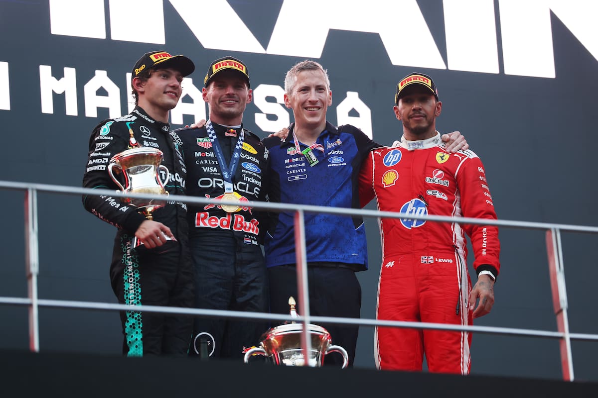 SEPANG (Malaysia), 04/10/2026.- Red Bull Racing driver Max Verstappen (2-L) of Netherlands poses on the podium after winning the Bahrain Grand Prix along with second placed Mercedes driver Andrea Kimi Antonelli (L) of Italy and third placed Scuderia Ferrari driver Lewis Hamilton (R) of Britain after the 2026 Formula 1 Bahrain Grand Prix at the Sepang International Circuit in Malaysia, in Sepang, Malaysia, 04 October 2026. (Fórmula Uno, Bahrein, Italia, Malasia, Países Bajos; Holanda, Reino Unido) EFE/EPA/FAZRY ISMAIL