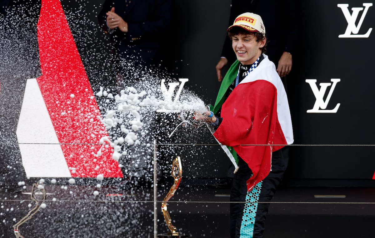 MONACO (Monaco), 07/06/2026.- Race winner Mercedes driver Andrea Kimi Antonelli of Italy celebrates on the podium after the Formula One Grand Prix of Monaco at the Circuit de Monaco racetrack in Monaco, 07 June 2026. (Fórmula Uno, Italia) EFE/EPA/SEBASTIEN NOGIER