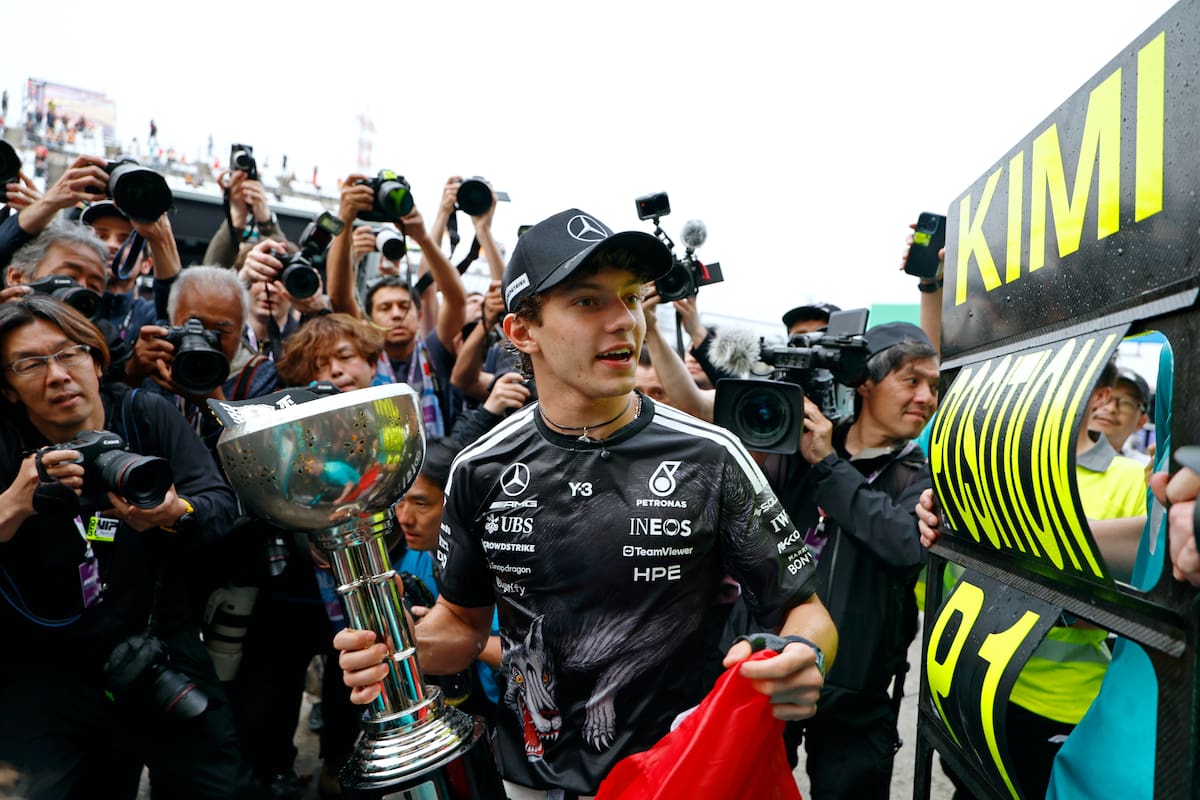 SUZUKA (Japan), 29/03/2026.- Mercedes driver Andrea Kimi Antonelli of Italy holds his trophy after a team shot for the Formula 1 Japanese Grand Prix at the Suzuka International Racing Course racetrack in Suzuka, Japan, 29 March 2026. (Fórmula Uno, Italia, Japón) EFE/EPA/FRANCK ROBICHON