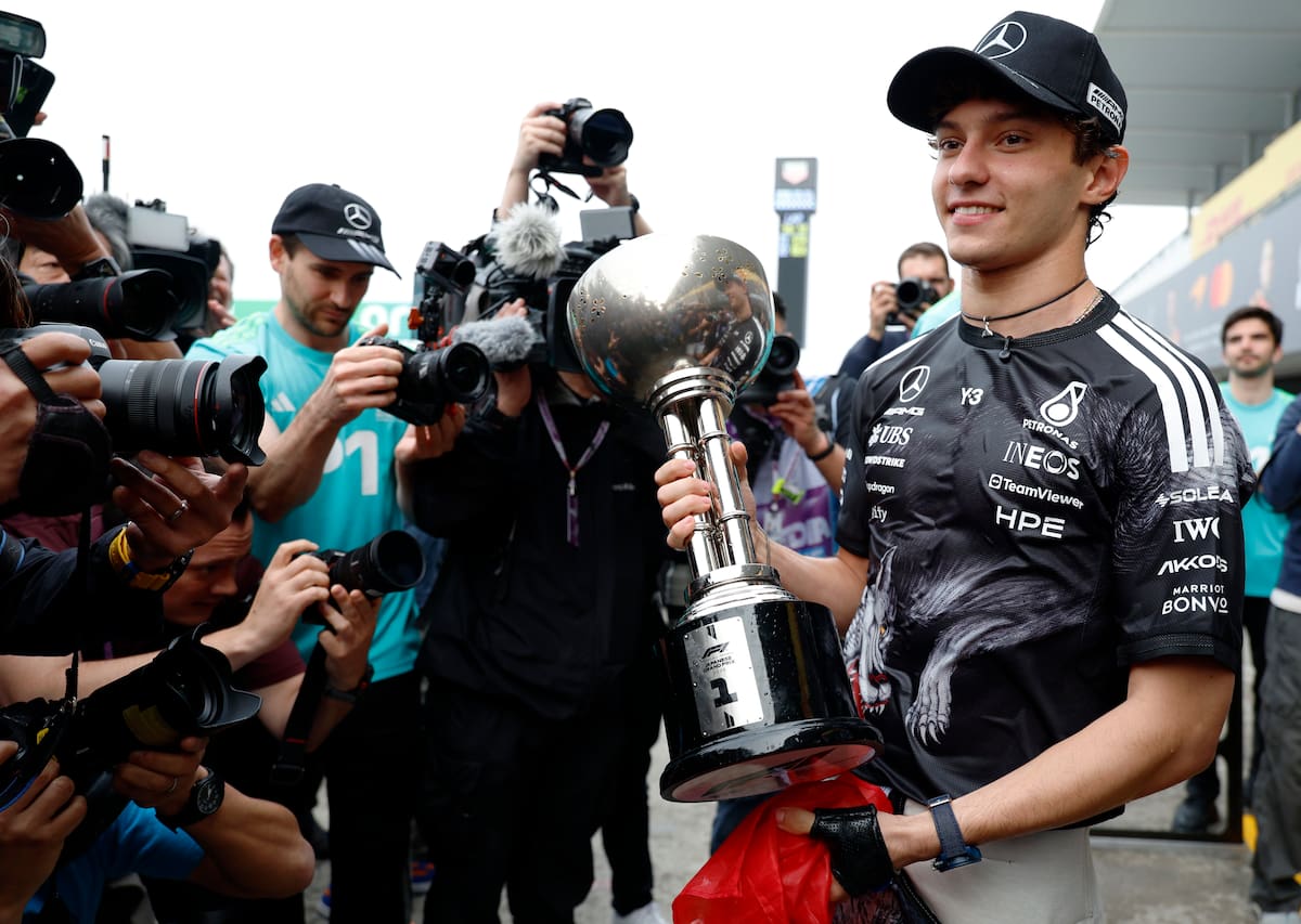 SUZUKA (Japan), 29/03/2026.- Mercedes driver Andrea Kimi Antonelli of Italy holds his trophy after a team shot for the Formula 1 Japanese Grand Prix at the Suzuka International Racing Course racetrack in Suzuka, Japan, 29 March 2026. (Fórmula Uno, Italia, Japón) EFE/EPA/FRANCK ROBICHON