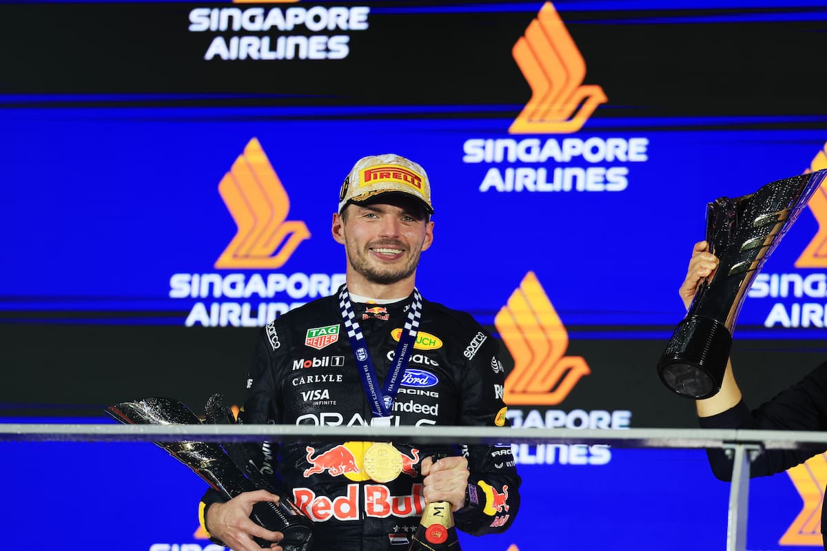 SINGAPORE (Singapore), 11/10/2026.- Race winner Red Bull Racing driver Max Verstappen of Netherlands celebrates with his trophy on the podium during the 2026 Formula 1 Singapore Grand Prix at the Marina Bay Street Circuit in Singapore, 11 October 2026. (Fórmula Uno, Países Bajos; Holanda, Singapur) EFE/EPA/FAZRY ISMAIL