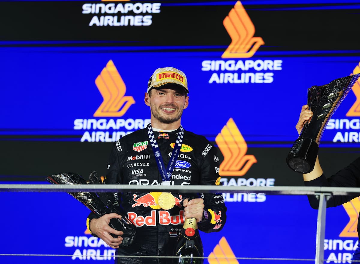 SINGAPORE (Singapore), 11/10/2026.- Race winner Red Bull Racing driver Max Verstappen of Netherlands celebrates with his trophy on the podium during the 2026 Formula 1 Singapore Grand Prix at the Marina Bay Street Circuit in Singapore, 11 October 2026. (Fórmula Uno, Países Bajos; Holanda, Singapur) EFE/EPA/FAZRY ISMAIL