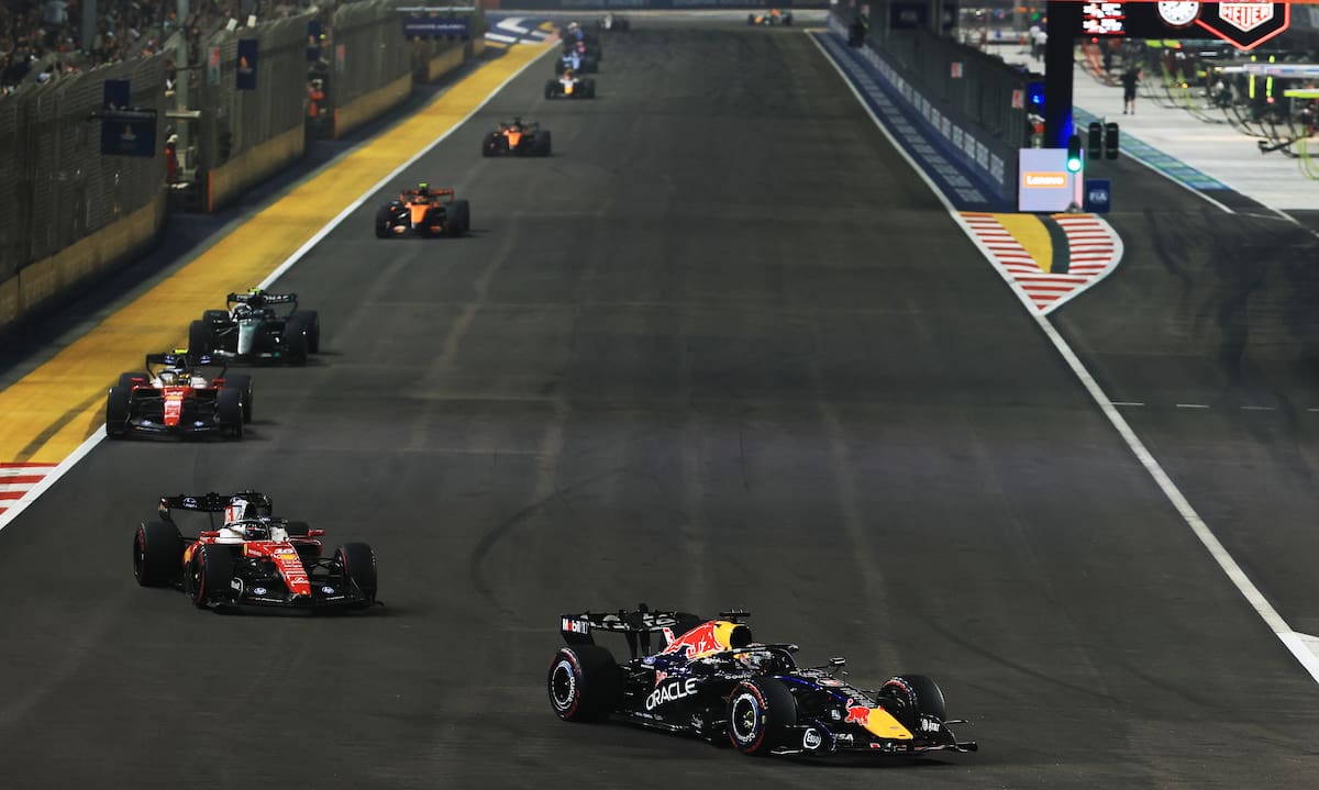 SINGAPORE (Singapore), 11/10/2026.- Red Bull Racing driver Max Verstappen of Netherlands leads during the 2026 Formula 1 Singapore Grand Prix at the Marina Bay Street Circuit in Singapore, 11 October 2026. (Fórmula Uno, Países Bajos; Holanda, Singapur) EFE/EPA/FAZRY ISMAIL