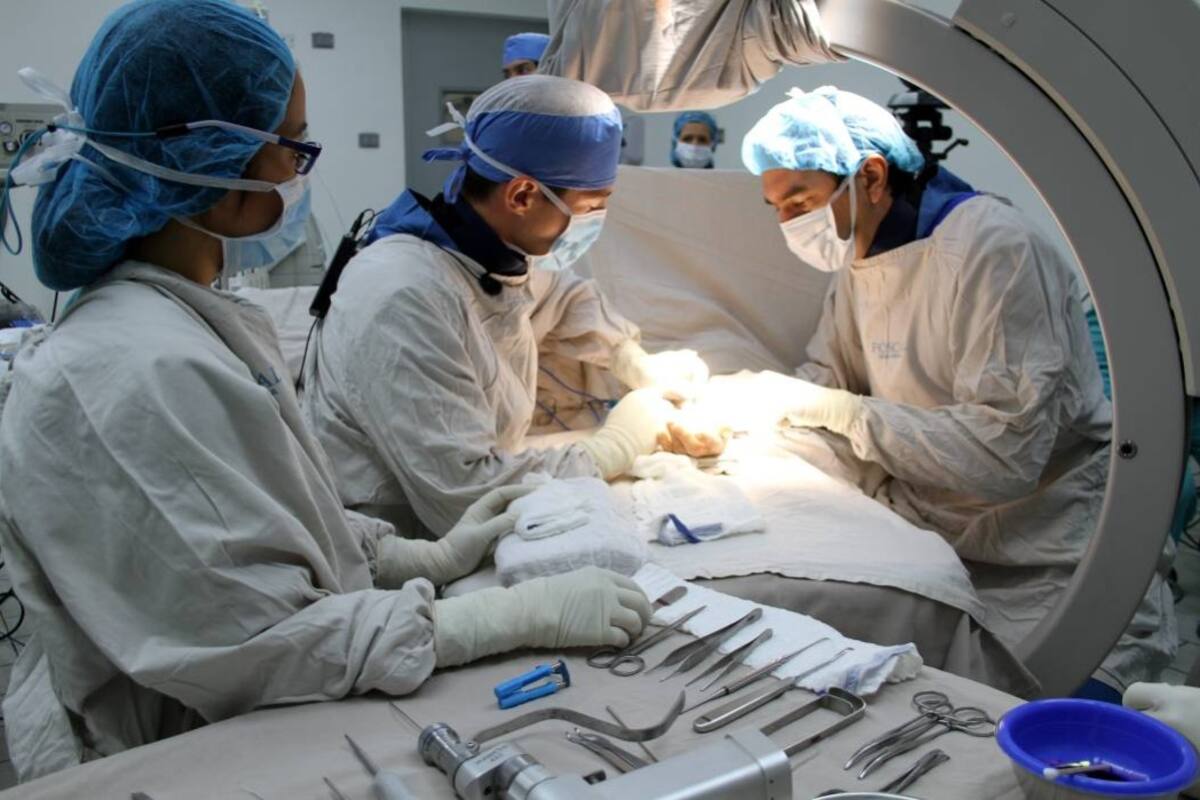 Cuatro procedimientos adelantados ayer contaron con el acompañamiento de Frederic Levailly, especialista francés a quien se atribuye la implementación de esta novedosa técnica. (Foto: Suministrada / VANGUARDIA LIBERAL)