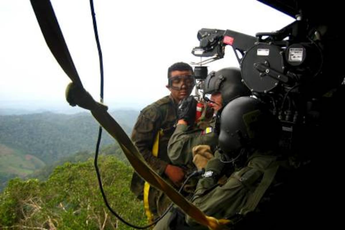 FOTO # 05 (HORIZONTAL) FO3005
Ituango (Antioquia), 15-abr-2009 (Colprensa-Ejercito).- Luego de un enfrentamiento del Ejército con la cuadrilla 17 de las Farc, el Comando Aéreo de Combate No 5, acudió al rescate de los cuatro soldados heridos, en helicópteros UH60 de la Fuerza Aérea Colombiana, en Antioquia.