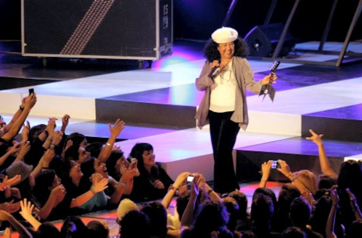 FOTO # 32 (HORIZONTAL) FO4032
Bogotá (Cundinamarca), 08-oct-2009 (Colprensa - Andrés Torres).- Totó La Momposina y su premio por el Mejor álbum folclórico.