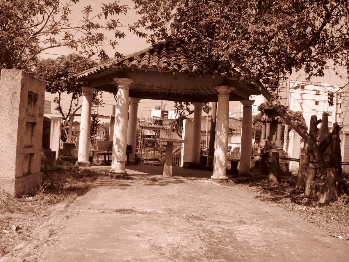 Kiosko del Cementerio Universal. En este lugar se hacían los ritos funerarios de distintas procedencias religiosas como católicos, protestantes, masones, espiritistas, entre otros. La fotografía fue tomada en el año 2009 (Foto suministrada: Sergio Armando Cáceres Mateus)