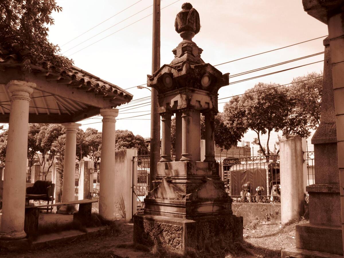 Fermín Gil, destacado comerciante, fue el hombre más rico de Girón en la década del 20. Compraba la mayor parte de las cosechas de café y cacao. Falleció en 1928 y su tumba era una de las más pomposas que existió en este particular camposanto. También lo acompañaba el cuerpo de su esposa, Emilia Reyes. (Foto suministrada: Sergio Armando Cáceres Mateus)