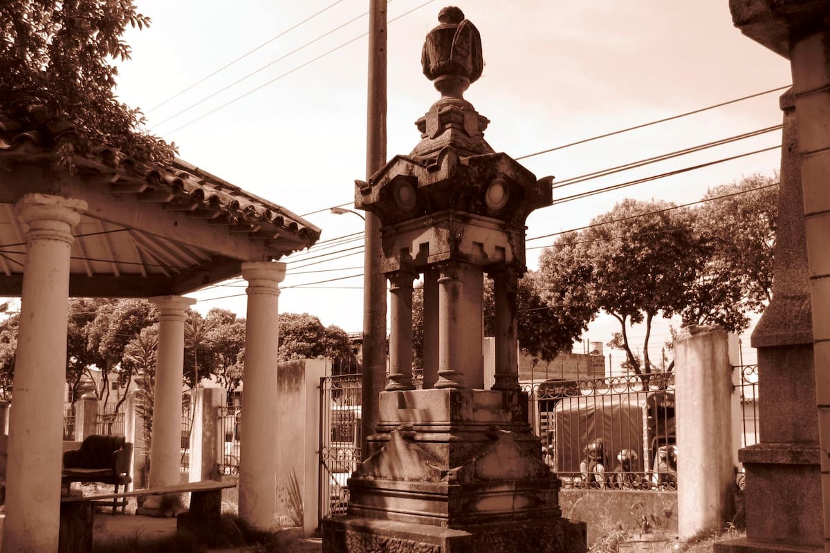 Fermín Gil, destacado comerciante, fue el hombre más rico de Girón en la década del 20. Compraba la mayor parte de las cosechas de café y cacao. Falleció en 1928 y su tumba era una de las más pomposas que existió en este particular camposanto. También lo acompañaba el cuerpo de su esposa, Emilia Reyes. (Foto suministrada: Sergio Armando Cáceres Mateus)