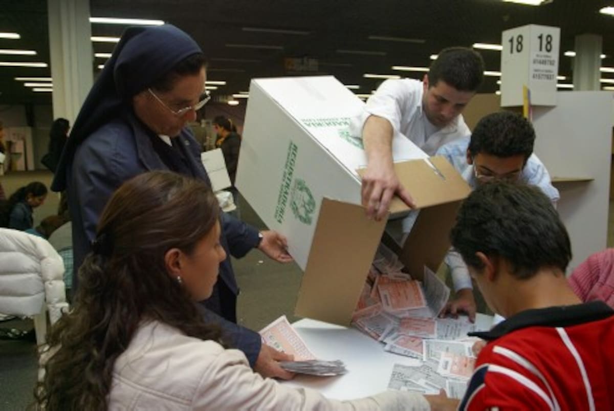 FOTO # 76 (HORIZONTAL) FO7076
CONTEO
Bogotá, oct. 28.- Este es el conteo de votos en Corferias, Bogotá (Ricardo Ladino-Colprensa).