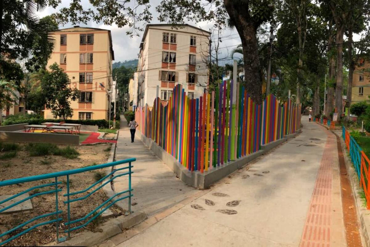 Los bloques de apartamentos de Bucarica están conectados con peatonales, las cuales se unen con un sendero ecológico que atraviesa todo el sector.