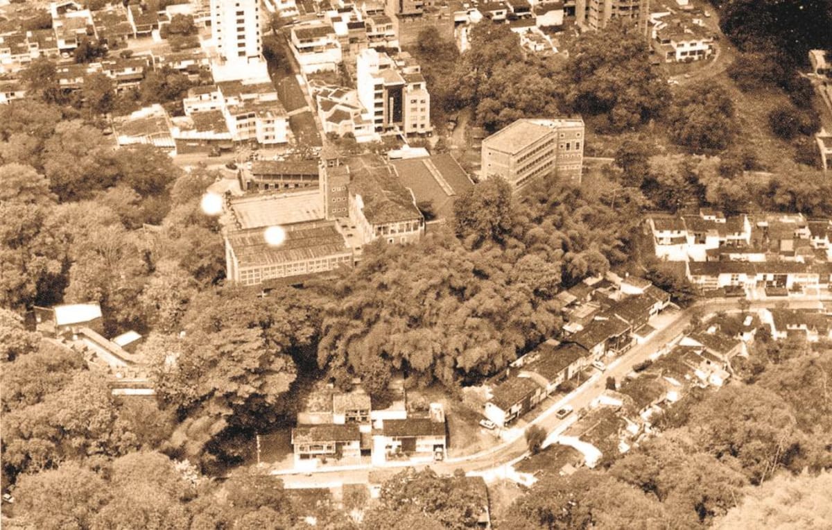 Estas son dos históricas ‘miradas’ de El Jardín. Con los registros gráficos se le da un vistazo al barrio que hoy tiene en su centro a la Universidad Autónoma de Bucaramanga, UNAB, la de las puertas abiertas. Arriba se aprecia la antigua sede del Instituto Caldas que, ‘en un abrir y cerrar de ojos’ le dio paso al centro de educación superior de nuestros tiempos. A mediados de los años 80 ya comenzaron a verse los nuevos edificios residenciales, así como los modernos bloques que hoy albergan las facultades y que se destacan en medio de las murallas verdes.