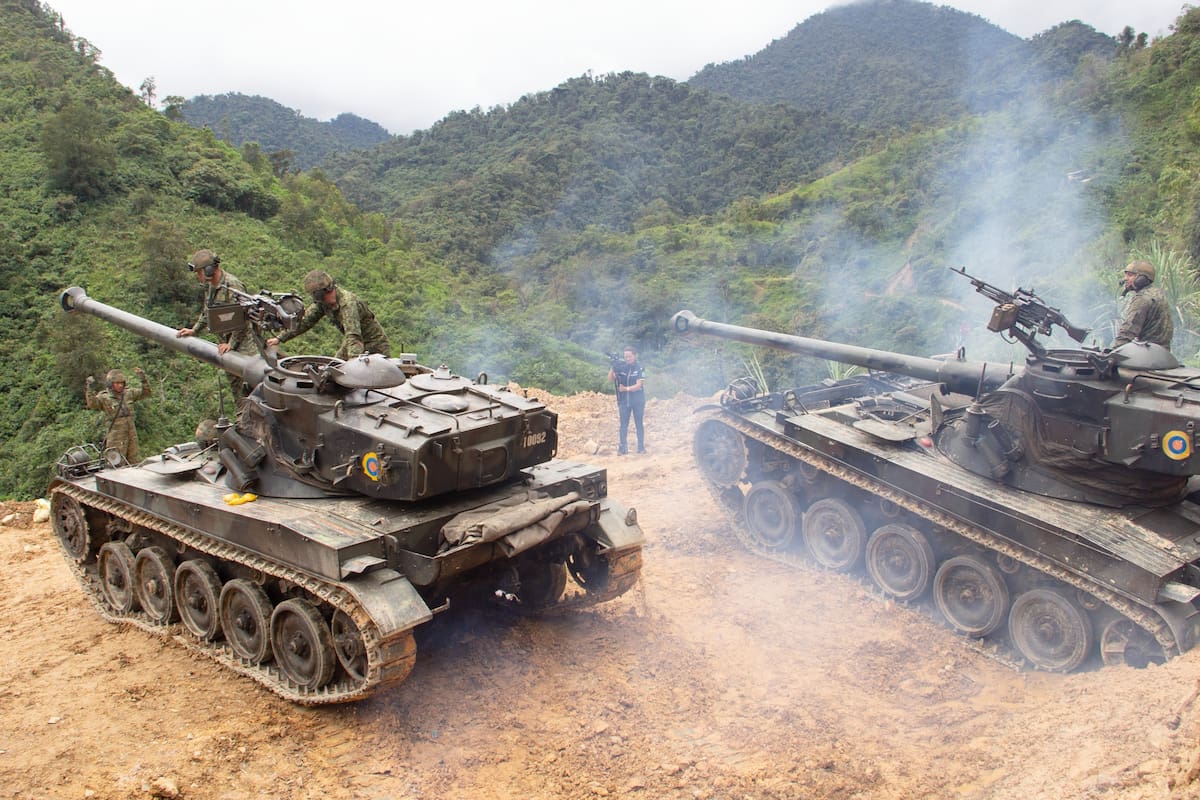 El Ejército de Ecuador durante un operativo en una zona donde presuntamente se realizaban actividades de minería ilegal en la localidad de El Chical, Carchi, fronteriza con Colombia. // Foto: EFE