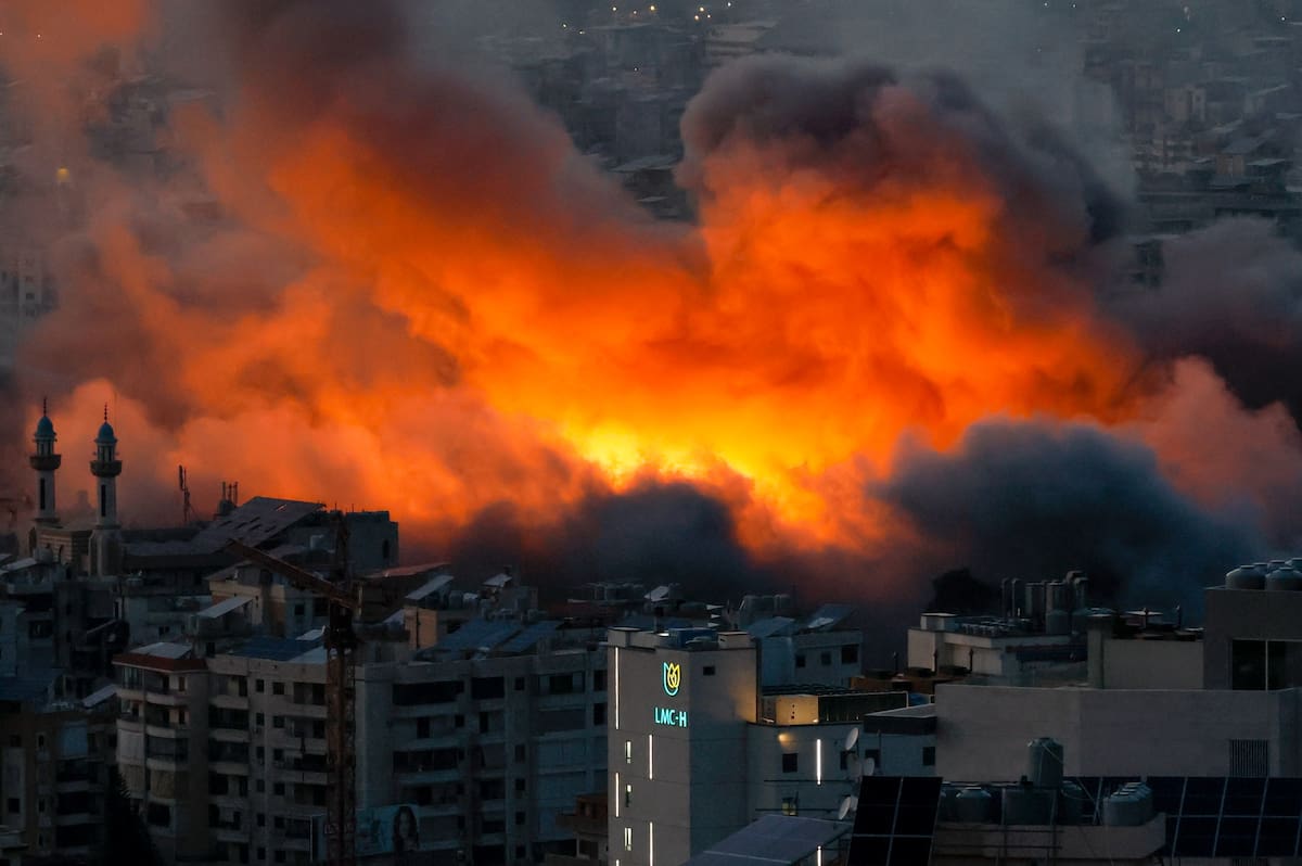 Humo y llamas tras un ataque aéreo israelí en Dahieh, en el sur de Beirut, Líbano. Según Israel declaró que está atacando todo el país contra la infraestructura y el personal de Hezbolá. // Foto: EFE