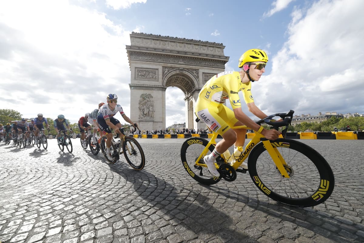 El líder de la clasificación general, el ciclista esloveno Tadej Pogacar, del UAE Team Emirates XRG, pasa frente al Arco del Triunfo durante la última etapa del Tour de Francia, de 88,7 km, con salida y llegada en París. // Foto: EFE - Guillaume Horcajuelo