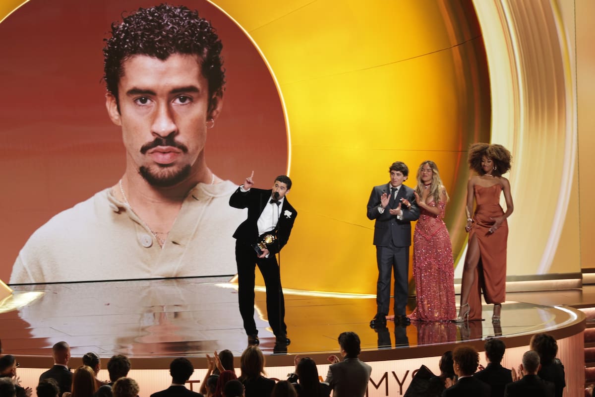 El rapero puertorriqueño Bad Bunny (c) recibe el premio al Álbum del Año en el escenario durante la 68.ª ceremonia anual de los premios Grammy en Los Ángeles, California. // Foto: Chris Torres - EFE