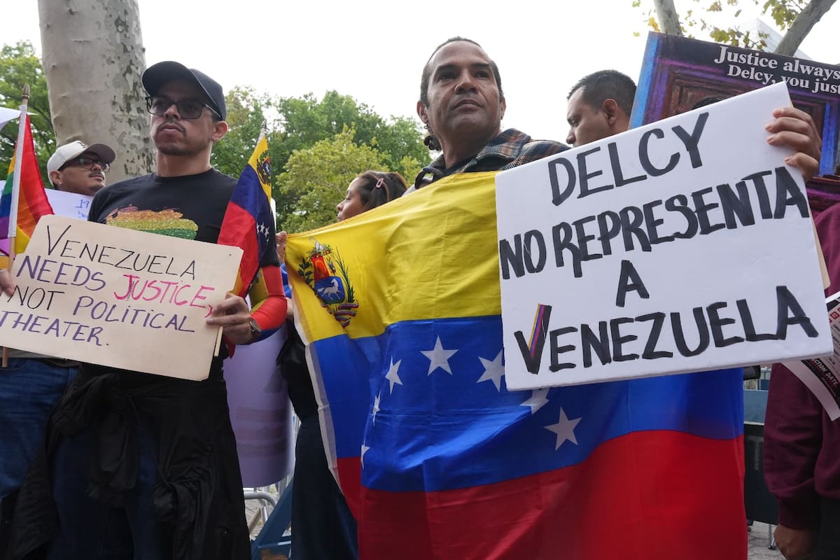 Ciudadanos sostienen carteles en contra de la presidenta encargada de Venezuela, Delcy Rodríguez, este martes frente a la sede la ONU, durante la 81ª Asamblea General de Naciones Unidas, en Nueva York (Estados Unidos). Foto: EFE - Ángel Colmenares
