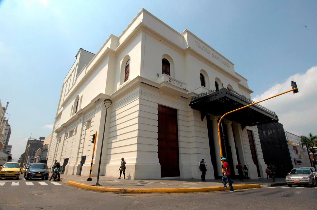 Ubicado en la esquina del Parque Centenerio, el teatro ya muestra su renovada imagen.