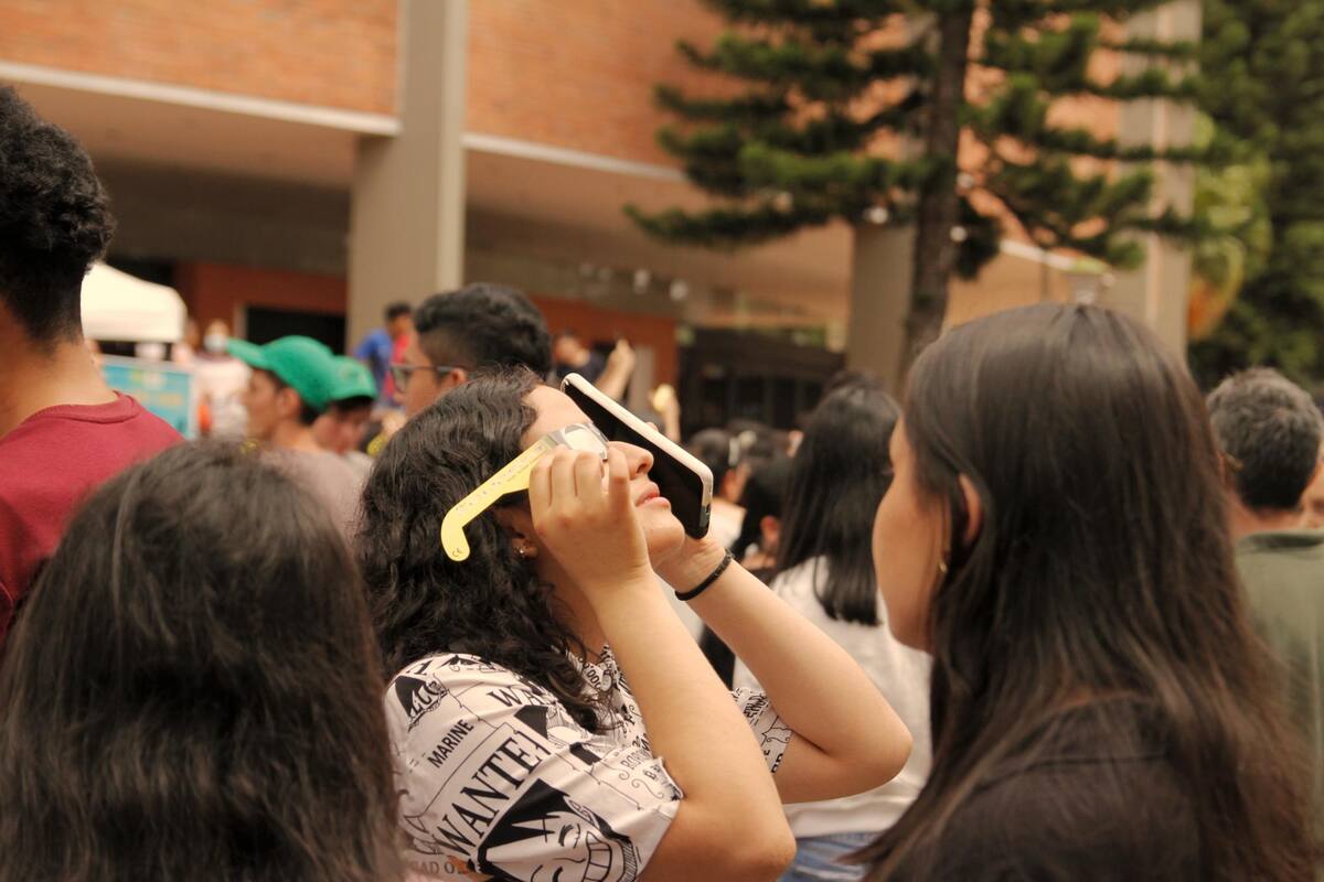 El Grupo Halley regaló gafas especiales a las personas que se dieron cita en la UIS, para visualizar el eclipse. (Foto: Byron Pérez / VANGUARDIA)