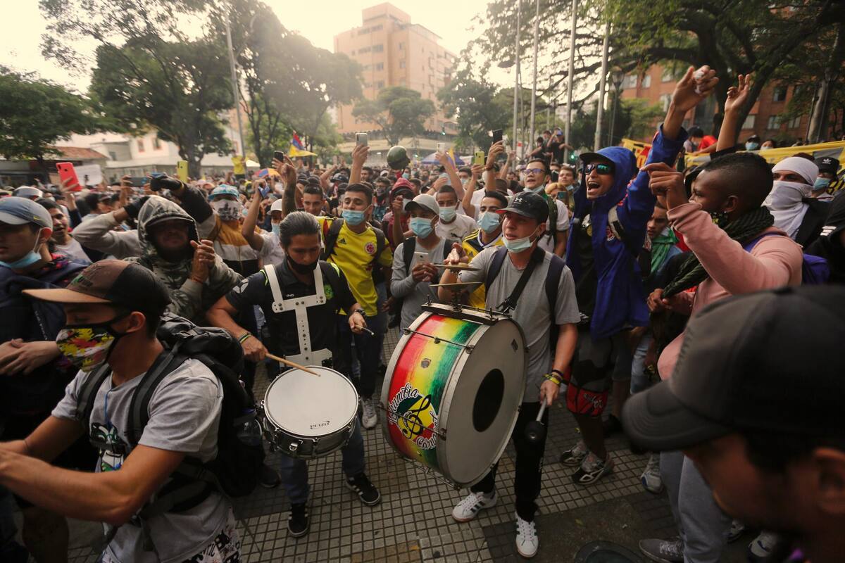 Durante las más recientes marchas del paro nacional, muchos jóvenes realizaron sus protestas violando las más elementales normas de bioseguridad. (Foto: Jaime Del Río / VANGUARDIA)