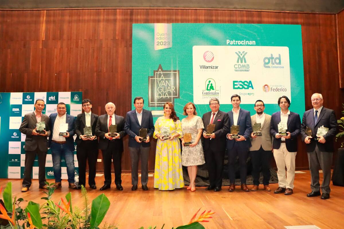 Los galardonados: Alexander Jaimes, coordinador de Mercadeo en Freskaleche; Diego Tarazona Pinzón, cofundador de Campuslands; Javier Andrés Pérez, director Akumaya en Bucaramanga; Juan Diego Restrepo, gerente General de Líneas Hospitalarias; Rafael Marín Valencia, presidente Marval; Tatiana Cristina Pardo, gerente general de Neomundo; Laura Isabel Rodríguez, subgerente de Conexiones en ESSA; Patricio López Jaramillo, rector de UDES; Mauricio Montoya Bozzi, gerente General ESSA; Andrés Olmos Sánchez, director Académico Colegio Reggio Amelia; Felipe Bernal Linares, gerente Comercial Tesicol y Víctor Raúl Castillo, presidente Fundación Cardiovascular de Colombia – FCV. Foto: Diego Calderón