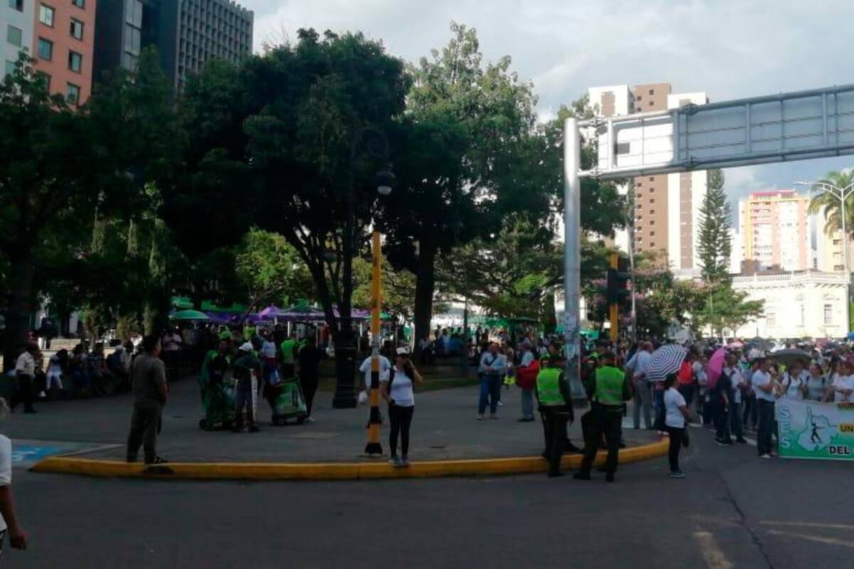 Finalizó la marcha de docentes y estudiantes de este jueves en Bucaramanga (Foto suministrada: Metrolínea)