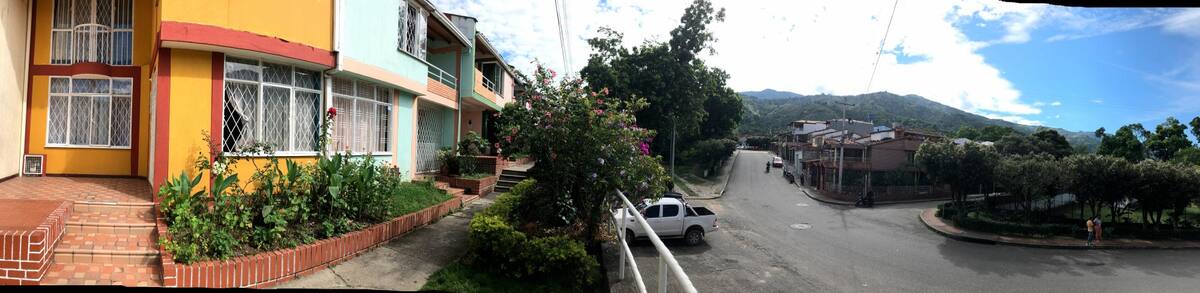 Los jardines, las acogedoras fachadas y las peatonales embellecen al barrio Quinta Granada.