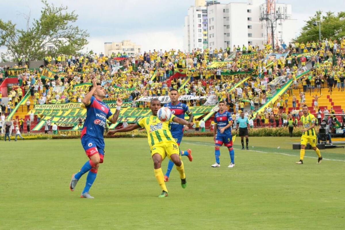 En el estadio Alfonso López, Atlético Bucaramanga y Deportivo Pasto juegan por la fecha 13. (Foto: Fabián Hernández/VANGUARDIA LIBERAL)
