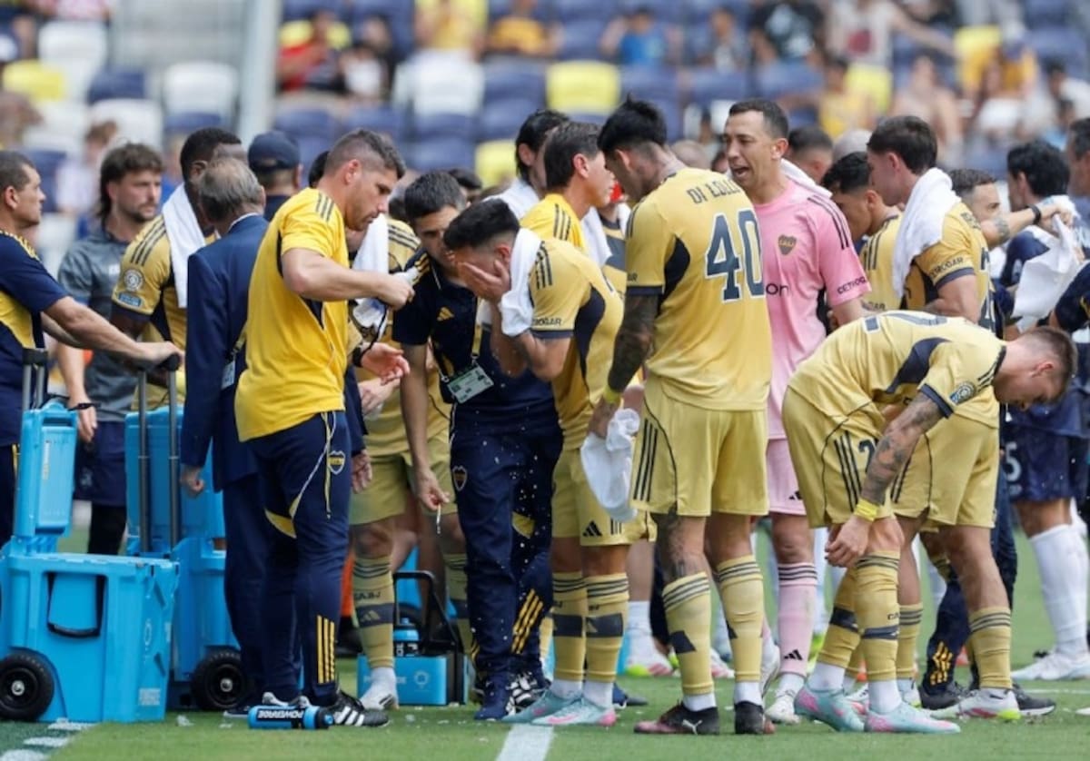 Fotografía de Juan Ignacio Roncoroni , en la que puede verse en una imagen de archivo del 25 de junio de 2025 a futbolistas de Boca Juniors durante una pausa de hidratación en el último Mundial de Clubes. EFE