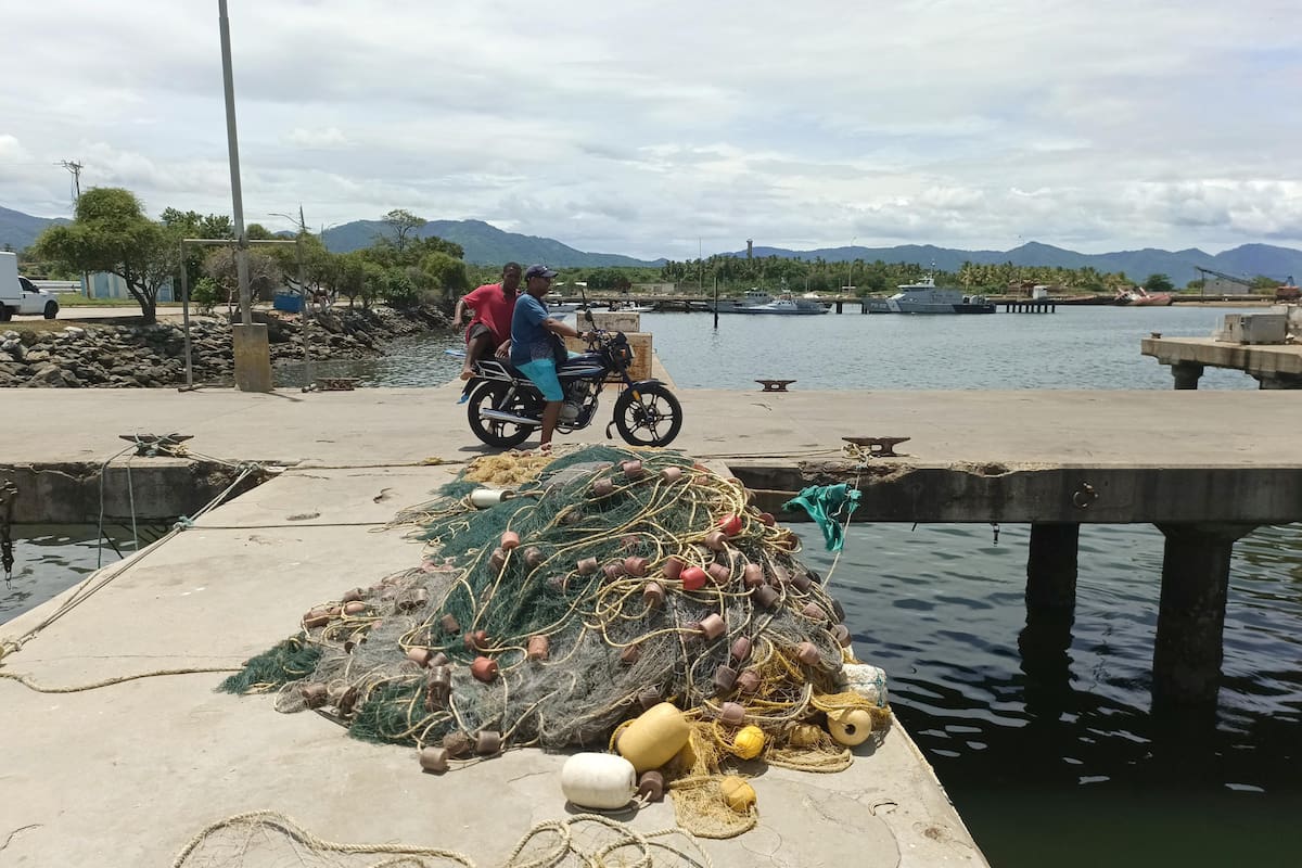 Fotografía del 30 de mayo de 2025 que muestra a personas transitando en el Puerto de Güiria en Valdez (Venezuela). Güiria y Cumaná son dos poblaciones pesqueras en el estado venezolano de Sucre (noreste) separadas por apenas 262 kilómetros