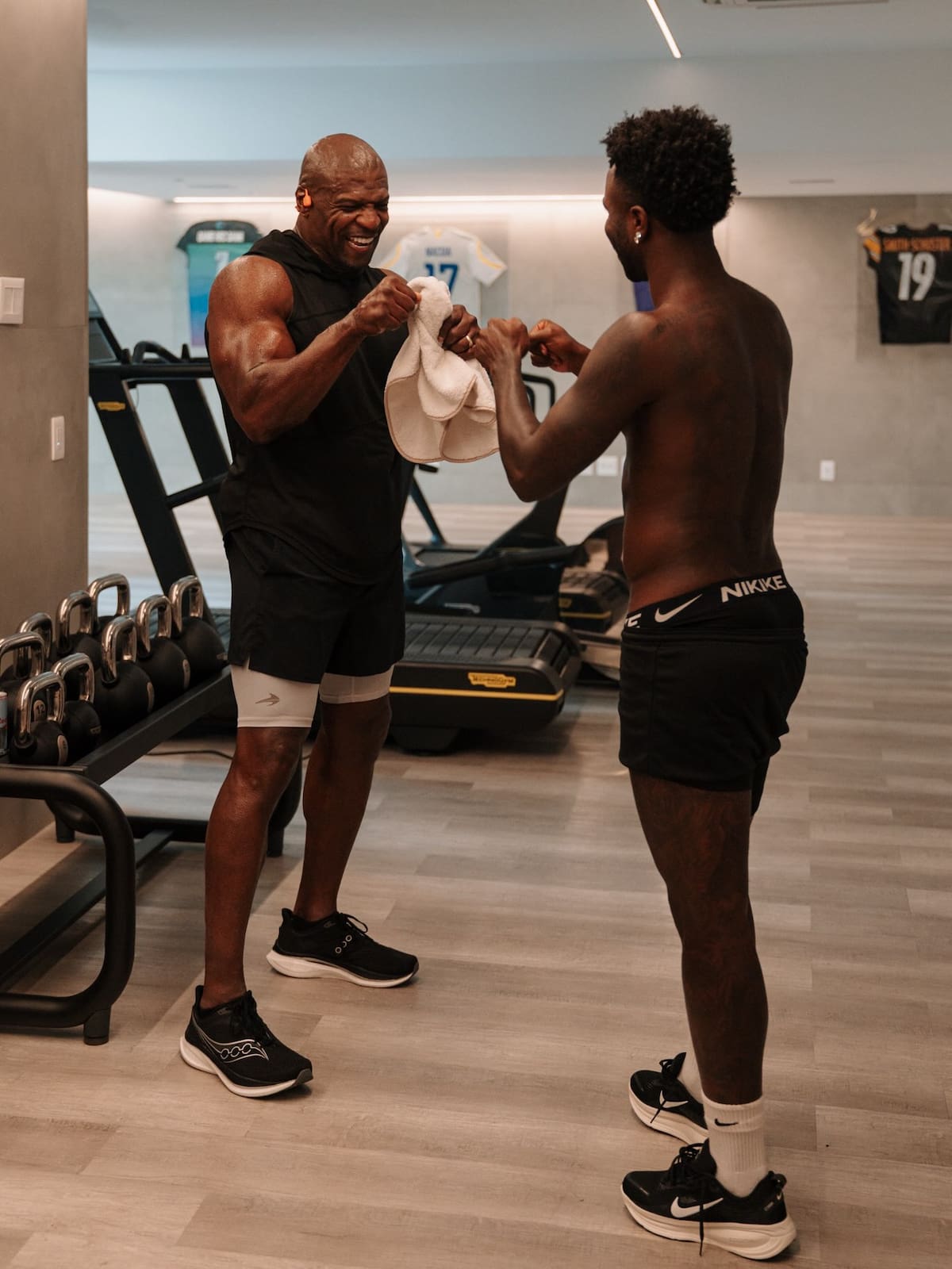 Fotografía tomada de la cuenta oficial en instagram @vinijr del futbolista de Brasil Vinicius Jr. (i) donde se le ve junto al actor estadounidense Terry Crews. Vinícius, delantero del Real Madrid y de la selección brasileña, compartió este viernes varias imágenes de sus vacaciones junto con Crews y aprovechó para invitar a Erling Haaland, futbolista noruego a unirse a ellos.