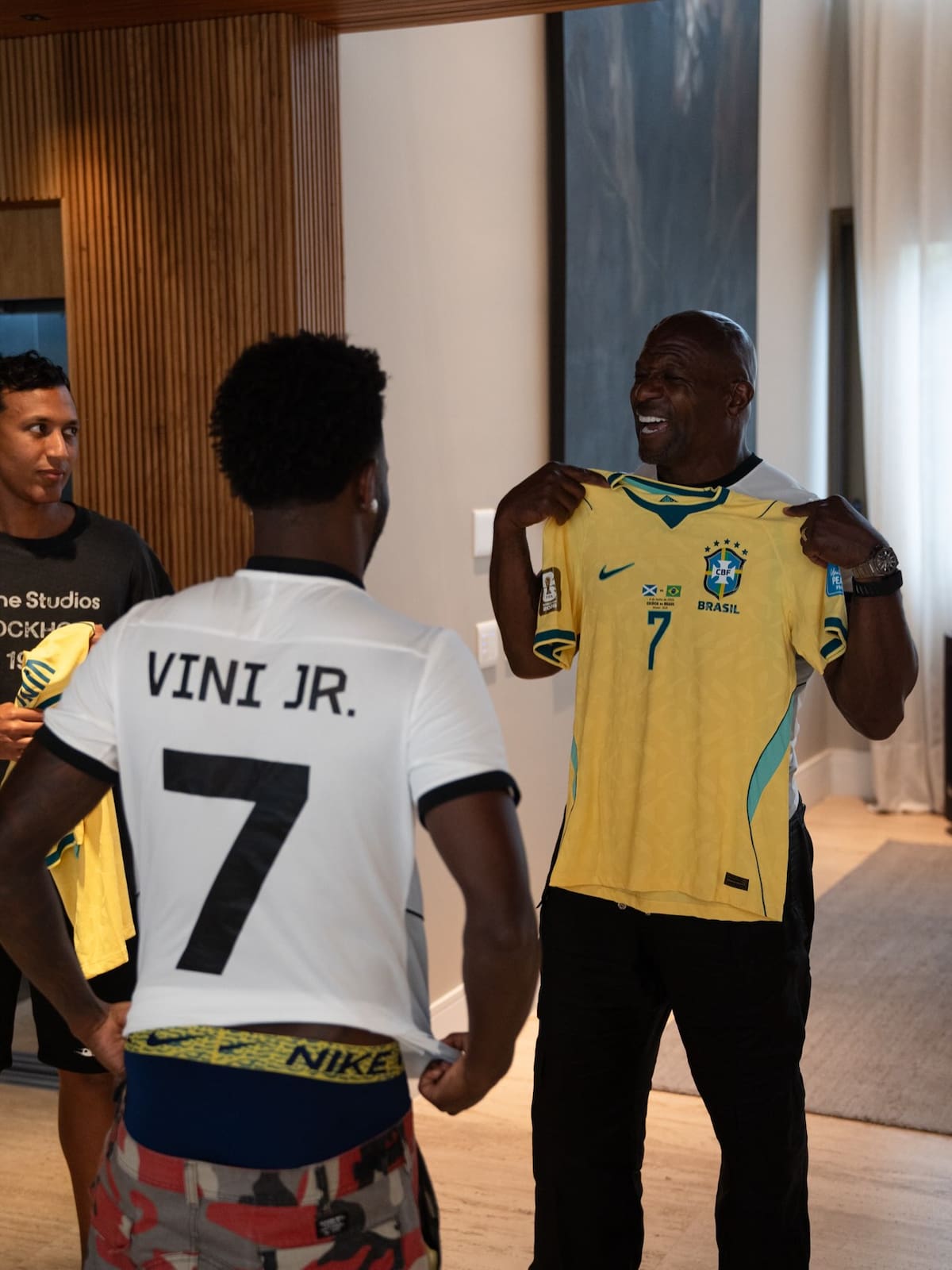 Fotografía tomada de la cuenta oficial en instagram @vinijr del futbolista de Brasil Vinicius Jr. (i) donde se le ve junto al actor estadounidense Terry Crews. Vinícius, delantero del Real Madrid y de la selección brasileña, compartió este viernes varias imágenes de sus vacaciones junto con Crews y aprovechó para invitar a Erling Haaland, futbolista noruego a unirse a ellos.