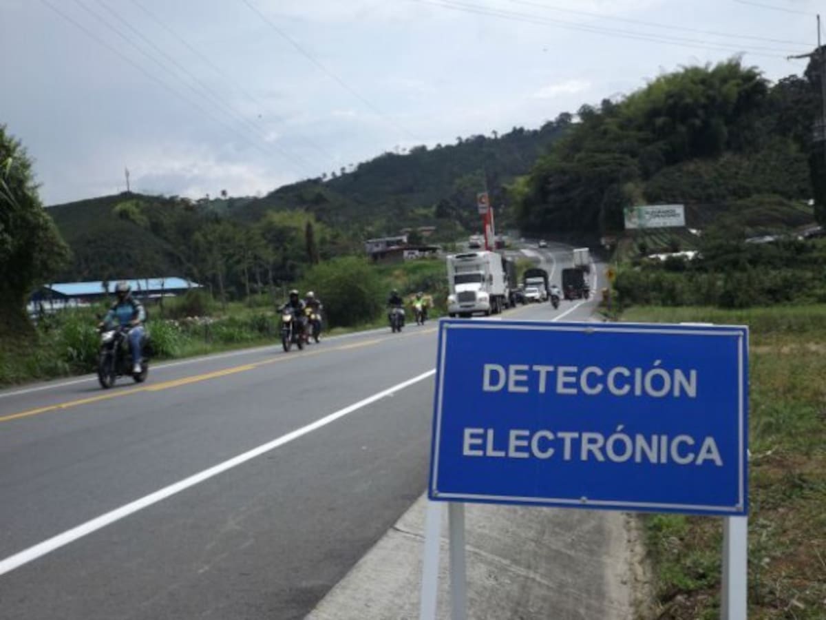 Aviso que advierte al conductor de una cámara de fotomulta. // Foto: Colprensa