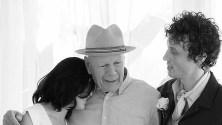Fotos de Bruce Willis en la boda de su hija emocionan en redes
