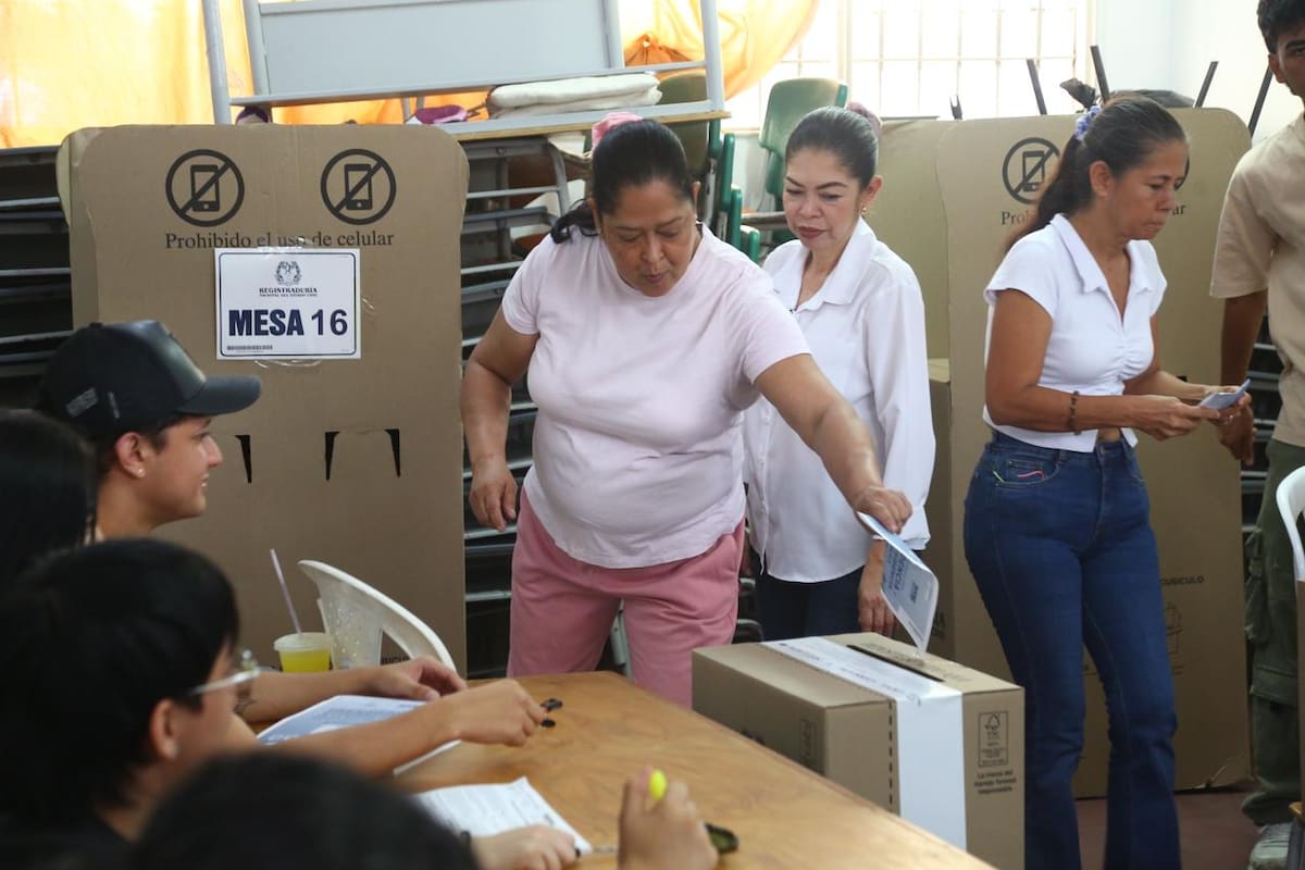 Fotos desde el colegio Maiporé al norte de Bucaramanga en uno de los 29 puestos de votación que están habilitados en el sector del norte de la ciudad. | Foto: Jaime Moreno, Vanguardia.