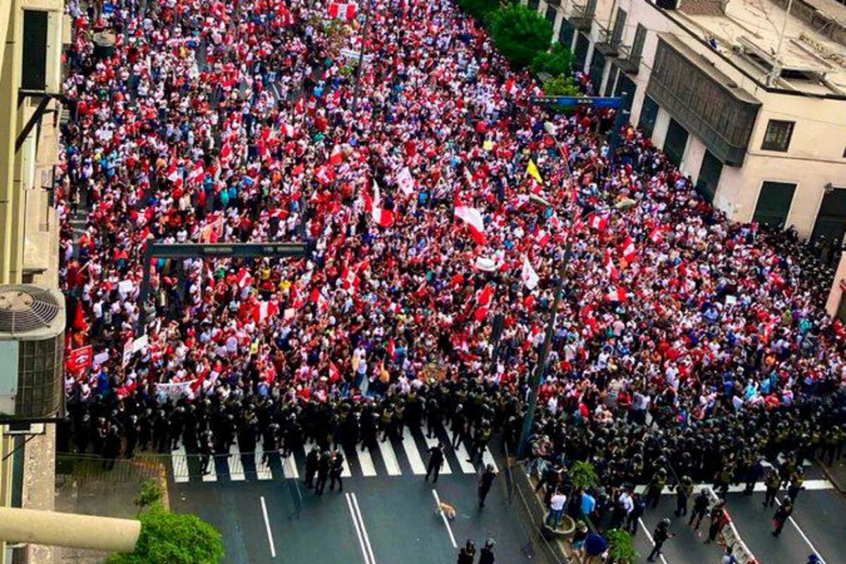 Miles de ciudadanos pidieron el pasado martes en la calles la renuncia del presidente izquierdista Pedro Castillo. Twitter / VANGUARDIA
