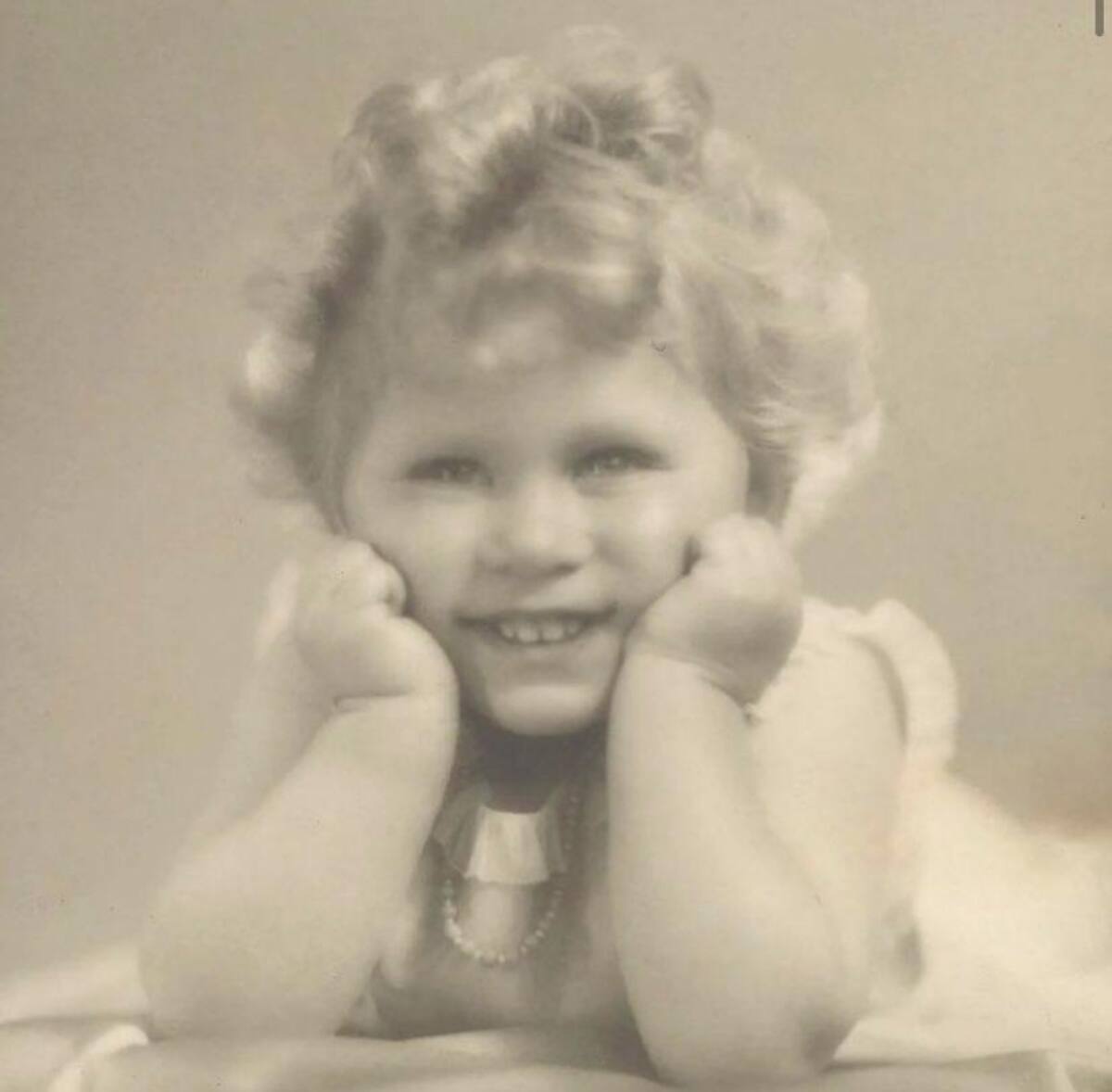 Con esta inédita foto de la reina Isabel Il cuando tenia DOS años de edad, la familia real británica celebra su cumpleaños número 96.