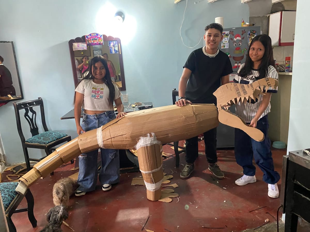 Con cartón y otros materiales reutilizados, los estudiantes dieron vida a dinosaurios prehistóricos mientras aprendían sobre geometría, proporciones y estructuras.
