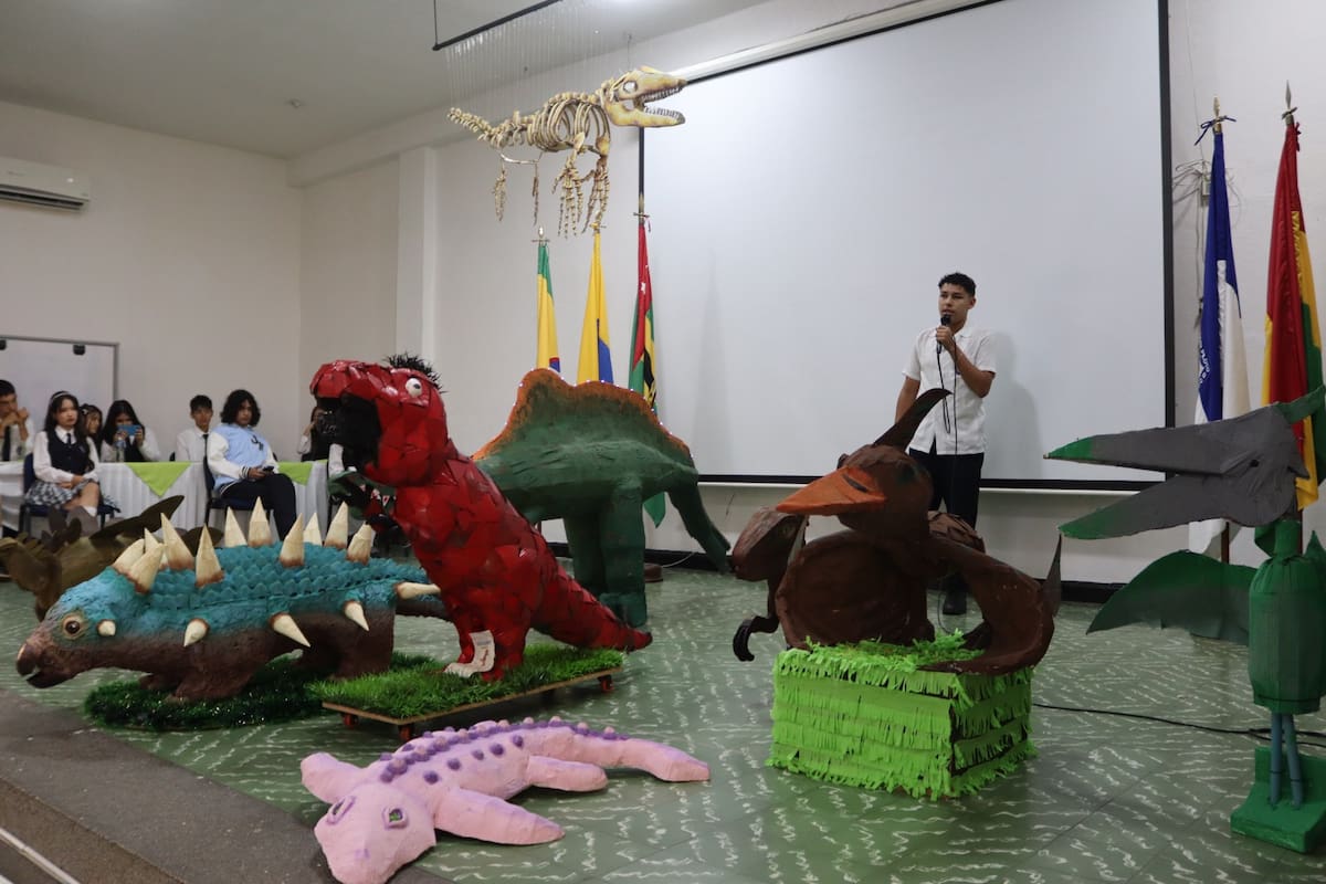 Con el proyecto Fractalsaurios, estudiantes del Centro Piloto Simón Bolívar transformaron las matemáticas en una experiencia práctica que integró ciencia, creatividad y trabajo en familia. A través de la construcción de dinosaurios con materiales reciclados, aprendieron geometría, fortalecieron el compañerismo y descubrieron nuevas formas de aplicar sus conocimientos. Foto: Franz Rey