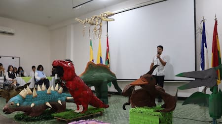 Fractalsaurios: dinosaurios de material reciclado para aprender matemáticas de forma creativa en Bucaramanga