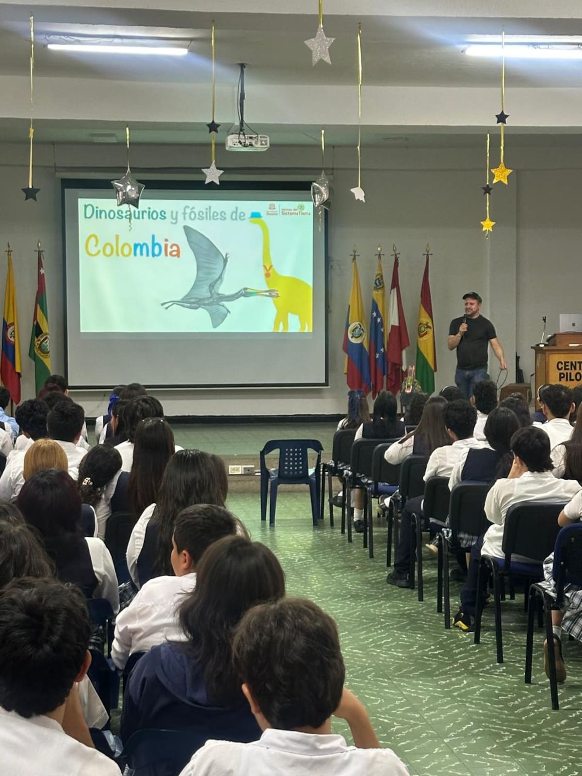 El geólogo y paleontólogo santandereano Edwin Cadena compartió sus conocimientos sobre los dinosaurios y los fósiles con los estudiantes del Centro Piloto Simón Bolívar, en el marco del proyecto educativo Fractalsaurios.