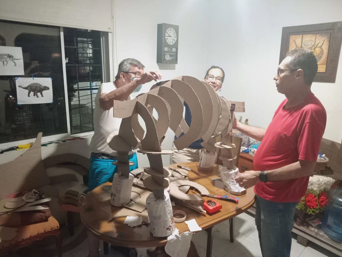 El proyecto involucró a las familias en la construcción de dinosaurios de un metro o más, elaborados con materiales reciclados y con la aplicación de conocimientos matemáticos.