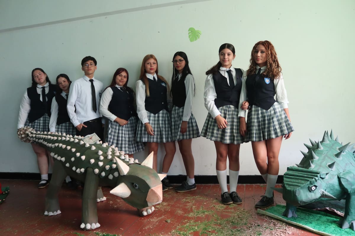 Estudiantes del Centro Piloto Simón Bolívar, en Bucaramanga, construyeron dinosaurios con materiales reciclados como parte de Fractalsaurios, un proyecto que integra matemáticas, investigación y creatividad. Foto: Franz Rey.