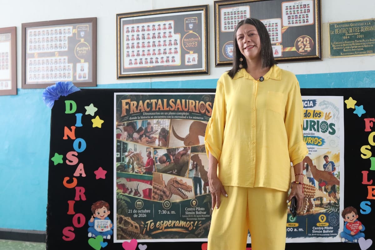 Con el liderazgo de la profesora Doris Mesa Mesa, Fractalsaurios convirtió el aula en un espacio de experimentación donde las matemáticas, la ciencia y el arte se unieron para fortalecer el trabajo en equipo y la creatividad. Foto: Franz Rey.